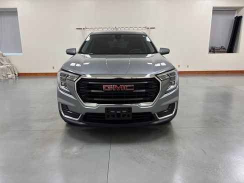 Used 2024 GMC Terrain SLE FWD image 3