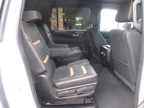 Used 2024 GMC Yukon XL AT4 w/ Technology Package AWD/4WD image 10