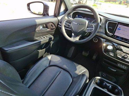 Used 2025 Chrysler Pacifica Select FWD image 15
