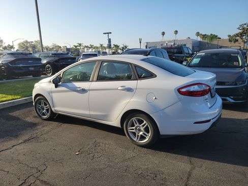 Used 2019 Ford Fiesta SE FWD image 2