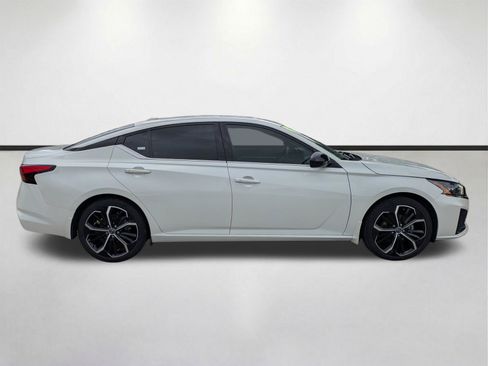 Used 2024 Nissan Altima 2.5 SR w/ SR Premium Package FWD image 4