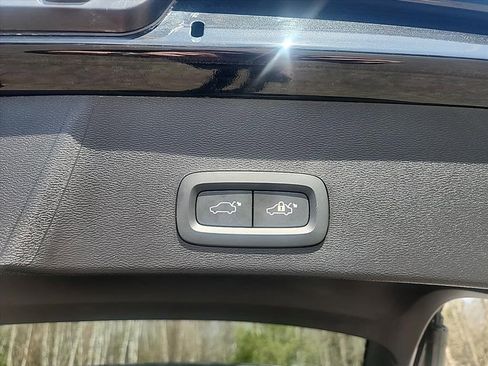 Certified 2025 Volvo XC40 B5 Core AWD/4WD image 36