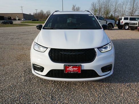 New 2026 Chrysler Pacifica Limited w/ Uconnect Theater Family Group AWD/4WD image 9