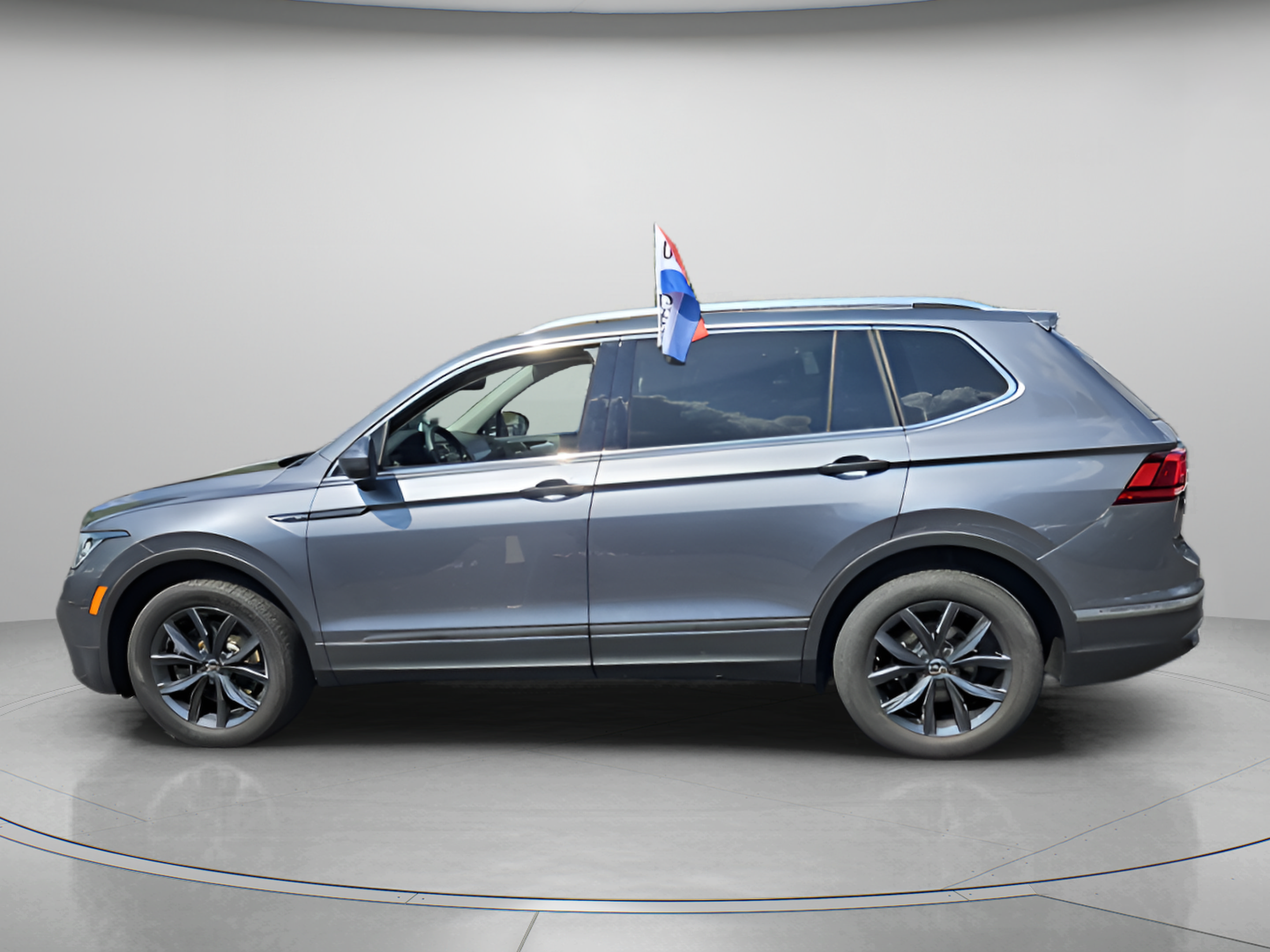 Certified 2023 Volkswagen Tiguan SE w/ Panoramic Sunroof Package FWD image 2