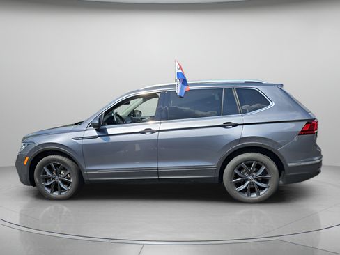 Used 2023 Volkswagen Tiguan SE w/ Panoramic Sunroof Package FWD image 2