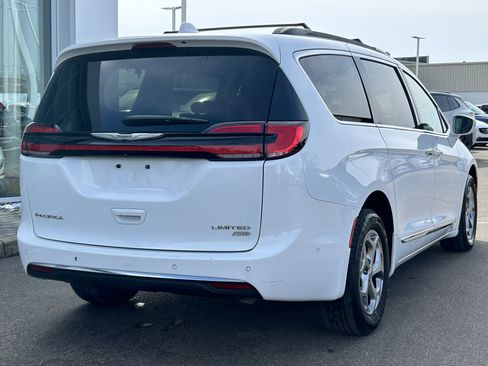 Used 2022 Chrysler Pacifica Limited w/ Uconnect Theater Family Group image 7