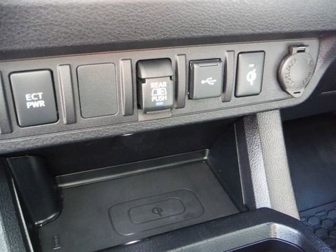 Used 2020 Toyota Tacoma TRD Sport AWD/4WD image 33