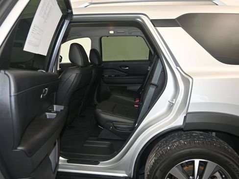 Certified 2025 Nissan Pathfinder SL FWD image 23