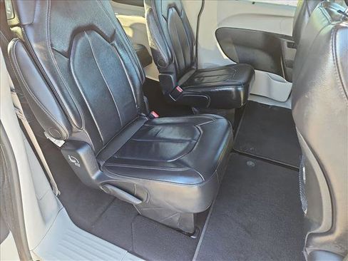 Used 2022 Chrysler Pacifica Touring-L image 19