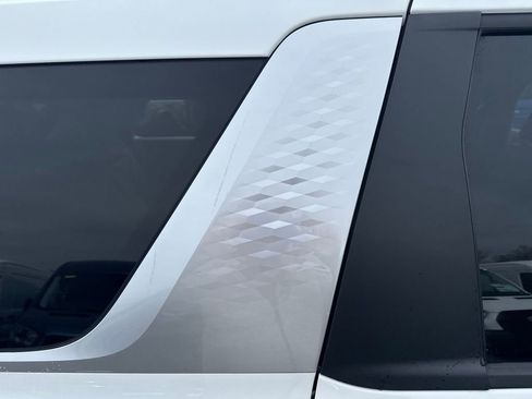 Used 2025 Kia Carnival image 30