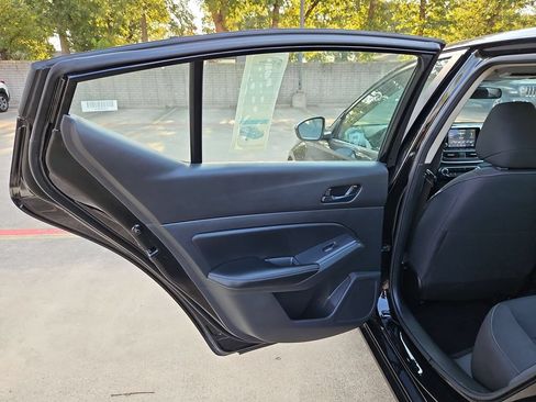 Used 2025 Nissan Altima 2.5 SV FWD image 27