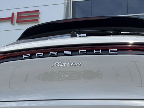 Certified 2025 Porsche Macan AWD/4WD image 12