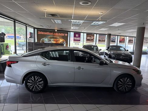Used 2024 Nissan Altima 2.5 SV FWD image 5