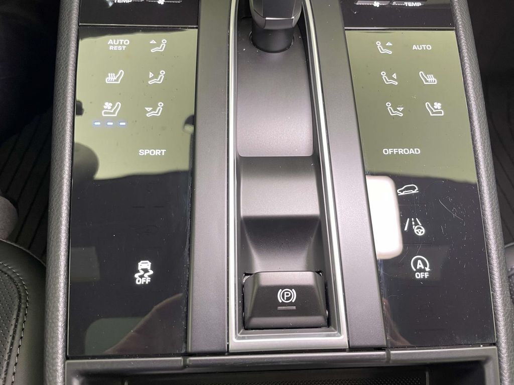 Certified 2026 Porsche Macan AWD/4WD image 34
