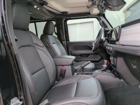 Used 2025 Jeep Wrangler Unlimited Sahara AWD/4WD image 32