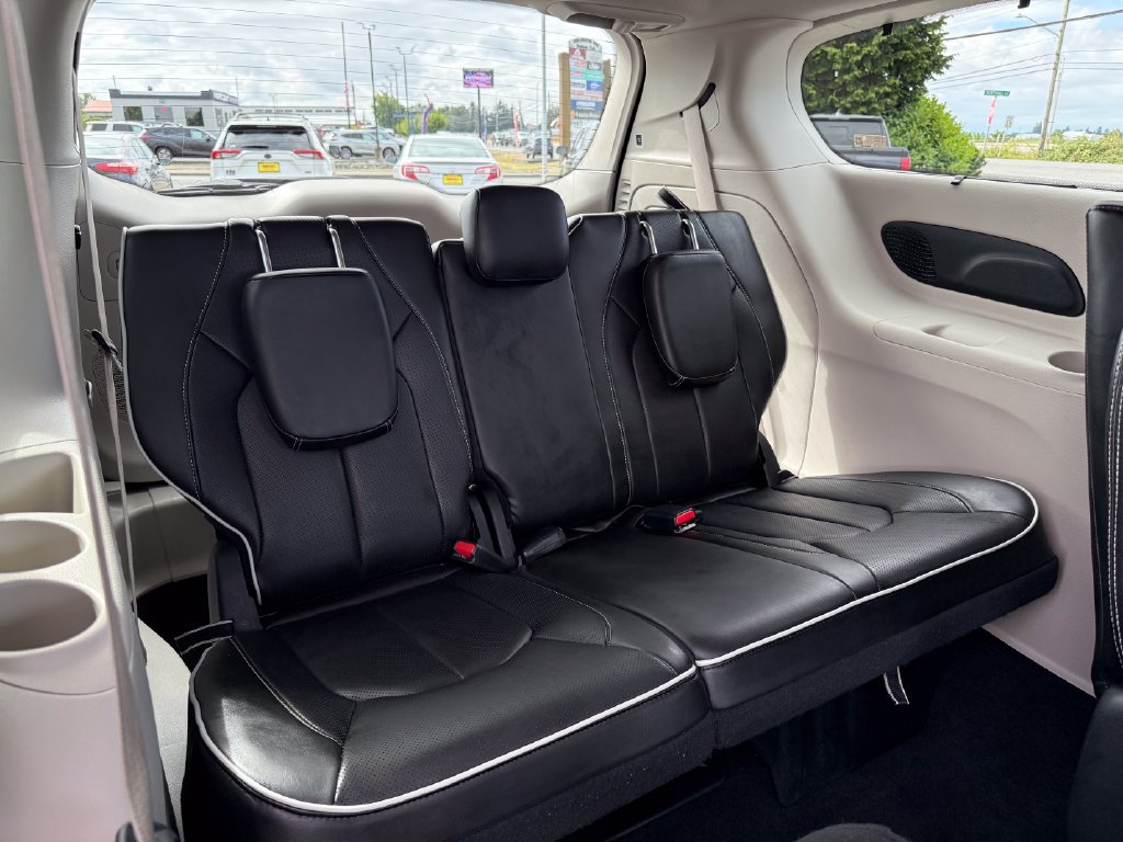 Used 2022 Chrysler Pacifica Limited w/ Uconnect Theater Family Group FWD image 15