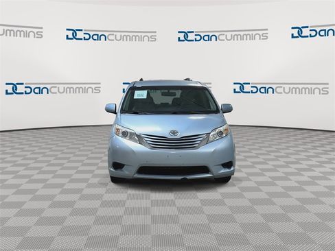 Used 2016 Toyota Sienna LE image 3
