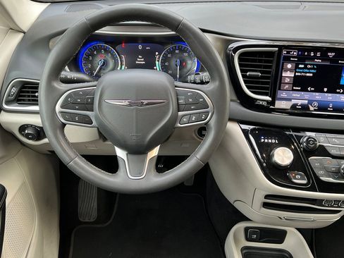 Used 2023 Chrysler Pacifica Touring-L image 18