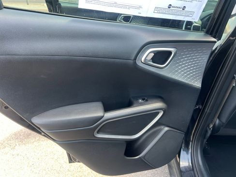 Used 2025 Kia Soul LX w/ LX Technology Package FWD image 23