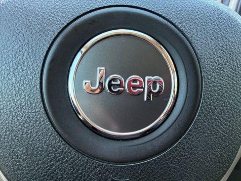 Used 2018 Jeep Cherokee Latitude w/ Altitude Package FWD image 7