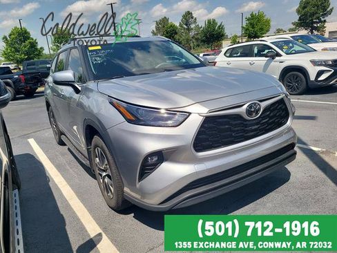 Used 2023 Toyota Highlander XLE FWD image 3