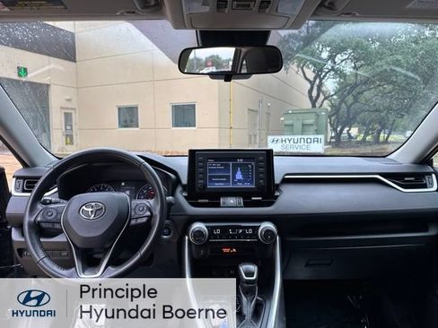 Used 2019 Toyota RAV4 XLE Premium FWD image 11