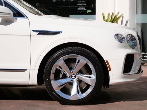 New 2025 Bentley Bentayga Plug-In Hybrid image 6