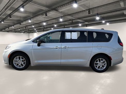 Used 2024 Chrysler Pacifica Touring-L image 13