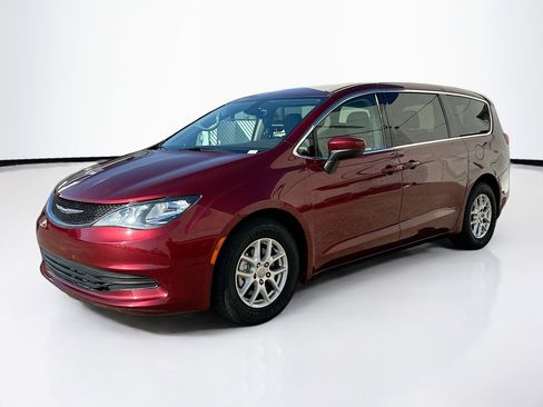 Used 2017 Chrysler Pacifica LX image 3