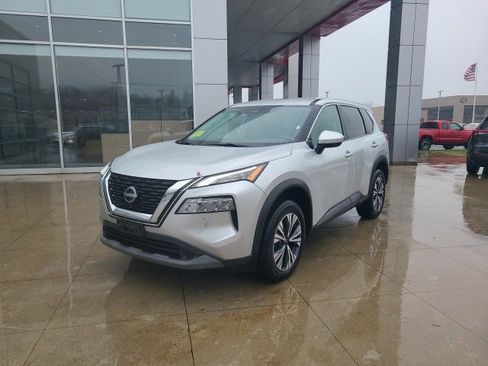 Used 2023 Nissan Rogue SV image 3