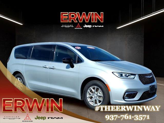 Certified 2026 Chrysler Pacifica Select FWD image 1