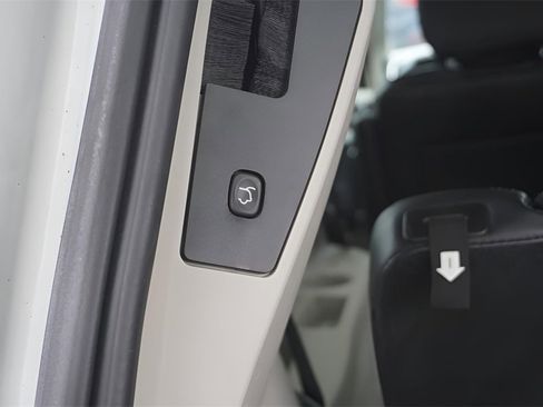 Used 2015 Chrysler Town & Country Touring-L w/ Driver Convenience Group image 31