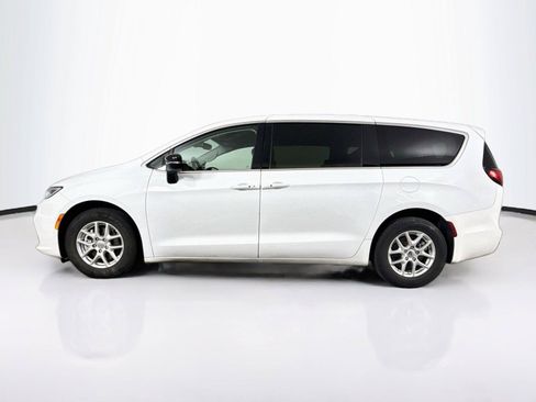 Used 2024 Chrysler Pacifica Touring-L FWD image 2