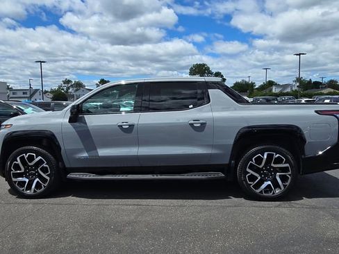 Certified 2025 Chevrolet Silverado EV RST AWD/4WD image 7