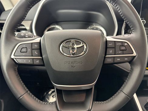 Certified 2025 Toyota Highlander XLE AWD/4WD image 17