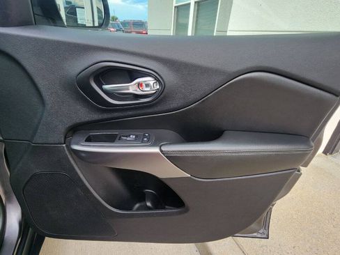 Used 2019 Jeep Cherokee Limited AWD/4WD image 19