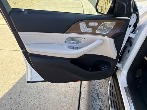 Used 2022 Mercedes-Benz GLS 450 4MATIC image 15