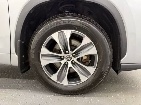 Certified 2025 Toyota Highlander XLE AWD/4WD image 22