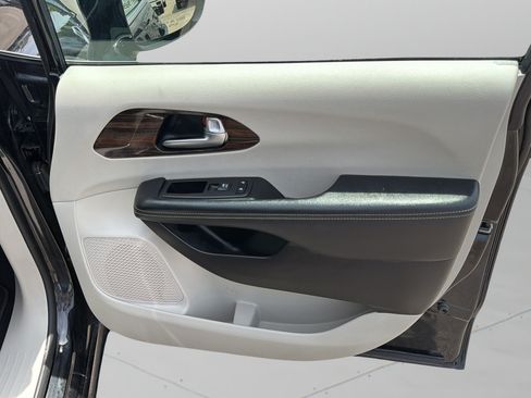Used 2023 Chrysler Pacifica Limited FWD image 9