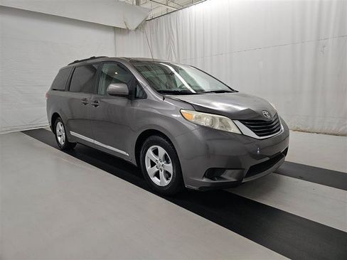 Used 2012 Toyota Sienna LE FWD image 3