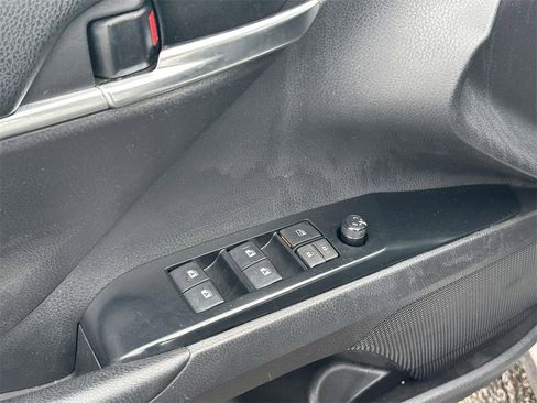 Used 2020 Toyota Camry SE image 14