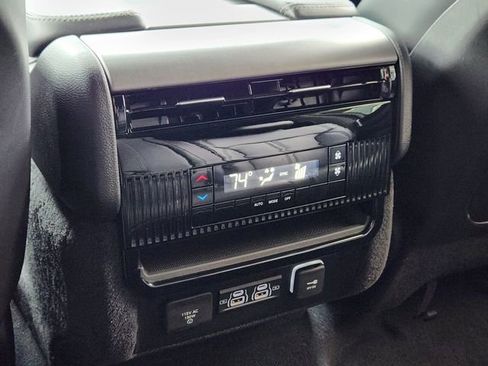 Used 2025 Jeep Wagoneer 4WD image 29