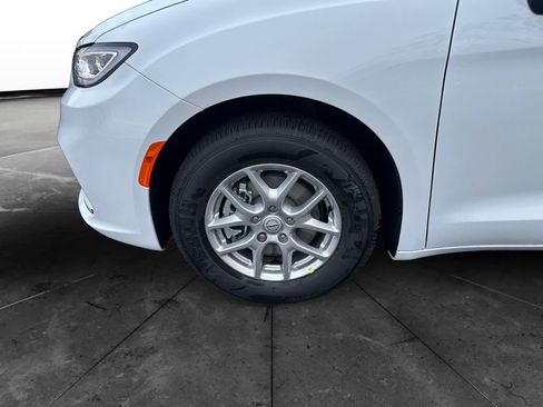 New 2026 Chrysler Pacifica Select image 14