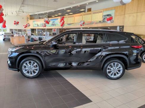 Used 2021 Toyota Highlander Limited FWD image 7