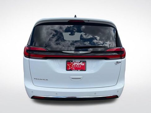 Used 2024 Chrysler Pacifica Touring-L FWD image 5
