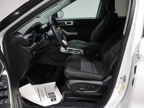 Used 2024 Ford Explorer XLT AWD/4WD image 11