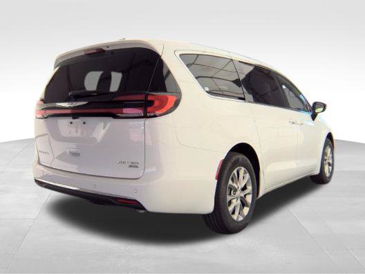 Used 2026 Chrysler Pacifica Limited AWD/4WD image 2