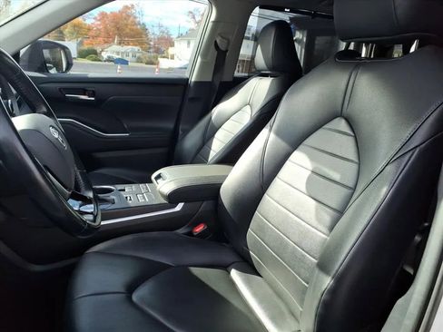 Used 2020 Toyota Highlander XLE image 25