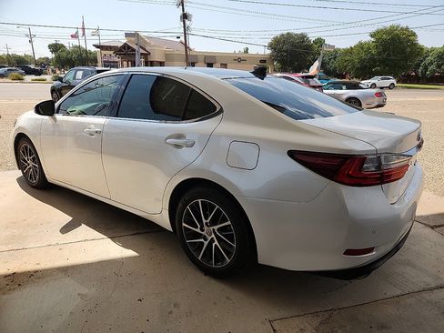 Used 2017 Lexus ES 350 w/ Luxury Package FWD image 2