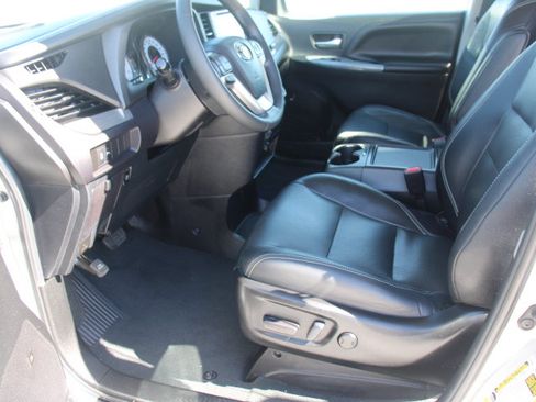 Used 2019 Toyota Sienna SE w/ SE Preferred Package AWD/4WD image 11